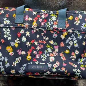 Vera Bradley Lighten Up Everything
Organizer Tote Scattered Wildflowers print